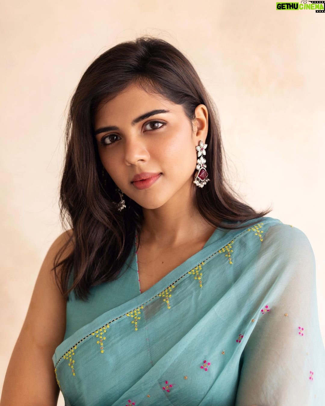 Kalyani Priyadarshan Instagram - Super excited for my next in Tamil! I know it’s been a bit of a wait for you guys but I feel in my heart this will be worth it! Hope we have everyone’s blessings. #Genie is a film that seems to be making my wishes come true, all at the same time! An incredibly interesting script, a role that gives me so much scope to perform, a huge casting coup , a director as crazy and passionate as I am, a producer who goes all in… aaaand … AR Rahman sirrrr 😍🤩 🧞♂️ @jayamravi_official @arrahman @velsfilmintl @krithi.shetty_official @wamiqagabbi @dr.isharik.ganesh #arjunanjr @pradeeperagav @artdirector_umesh @_deepthee_ @shruthimanjari @kiransaphotography