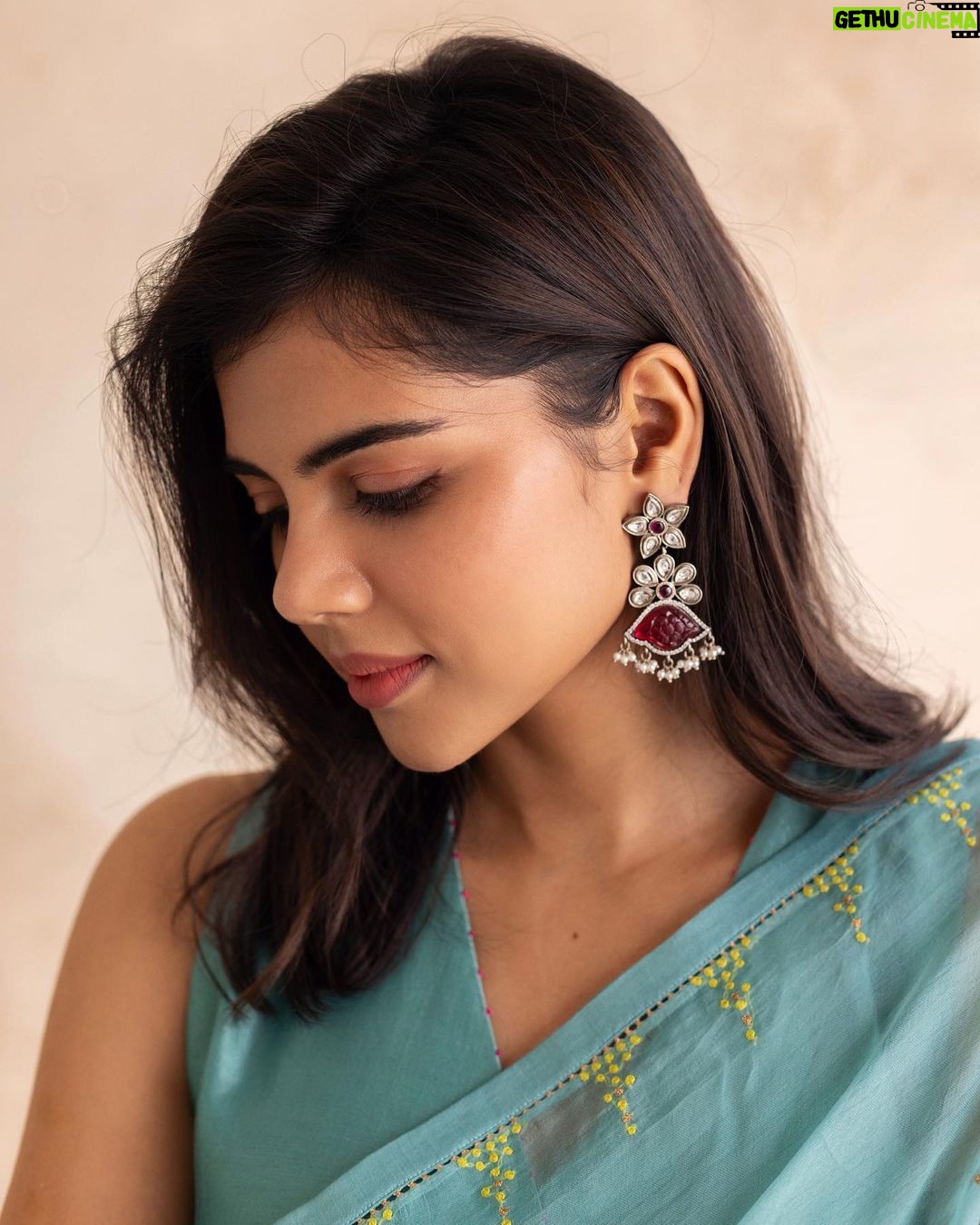 Kalyani Priyadarshan Instagram - Super excited for my next in Tamil! I know it’s been a bit of a wait for you guys but I feel in my heart this will be worth it! Hope we have everyone’s blessings. #Genie is a film that seems to be making my wishes come true, all at the same time! An incredibly interesting script, a role that gives me so much scope to perform, a huge casting coup , a director as crazy and passionate as I am, a producer who goes all in… aaaand … AR Rahman sirrrr 😍🤩 🧞♂️ @jayamravi_official @arrahman @velsfilmintl @krithi.shetty_official @wamiqagabbi @dr.isharik.ganesh #arjunanjr @pradeeperagav @artdirector_umesh @_deepthee_ @shruthimanjari @kiransaphotography