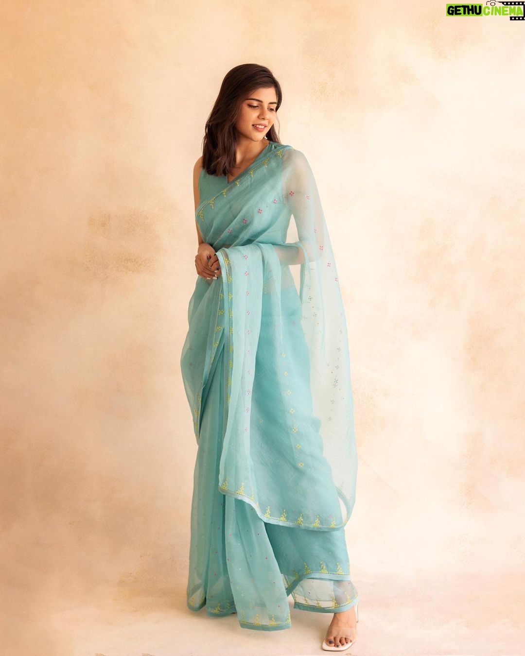 Kalyani Priyadarshan Instagram - Super excited for my next in Tamil! I know it’s been a bit of a wait for you guys but I feel in my heart this will be worth it! Hope we have everyone’s blessings. #Genie is a film that seems to be making my wishes come true, all at the same time! An incredibly interesting script, a role that gives me so much scope to perform, a huge casting coup , a director as crazy and passionate as I am, a producer who goes all in… aaaand … AR Rahman sirrrr 😍🤩 🧞♂️ @jayamravi_official @arrahman @velsfilmintl @krithi.shetty_official @wamiqagabbi @dr.isharik.ganesh #arjunanjr @pradeeperagav @artdirector_umesh @_deepthee_ @shruthimanjari @kiransaphotography