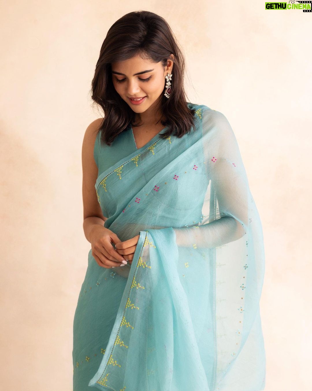 Kalyani Priyadarshan Instagram - Super excited for my next in Tamil! I know it’s been a bit of a wait for you guys but I feel in my heart this will be worth it! Hope we have everyone’s blessings. #Genie is a film that seems to be making my wishes come true, all at the same time! An incredibly interesting script, a role that gives me so much scope to perform, a huge casting coup , a director as crazy and passionate as I am, a producer who goes all in… aaaand … AR Rahman sirrrr 😍🤩 🧞♂️ @jayamravi_official @arrahman @velsfilmintl @krithi.shetty_official @wamiqagabbi @dr.isharik.ganesh #arjunanjr @pradeeperagav @artdirector_umesh @_deepthee_ @shruthimanjari @kiransaphotography