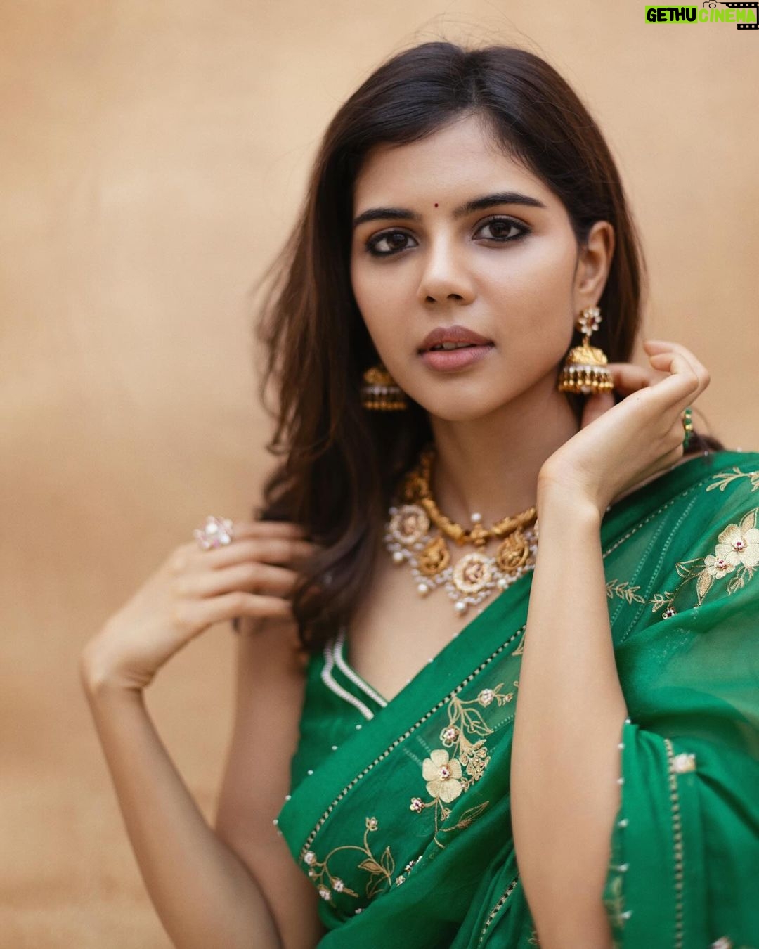 Kalyani Priyadarshan Instagram - πΎπβοΈ @_deepthee_ @kalyanjewellers_official @kiransa @nikhitaniranjan @chisellemakeupandhair