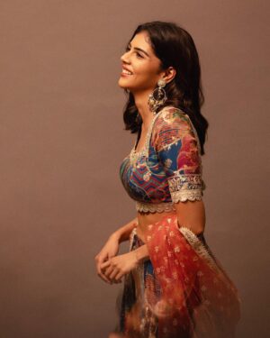 Kalyani Priyadarshan Instagram - Hope everyone’s been having a great Diwali season filled with love, family and friends 🪔 

Here’s me wearing my favorite diwali gift this year - an outfit that my suuuper talented didi personally made for me from her collection at @aadyas.boutique . 
Love you 
@sandeepaa.arora didi 🤗♥️