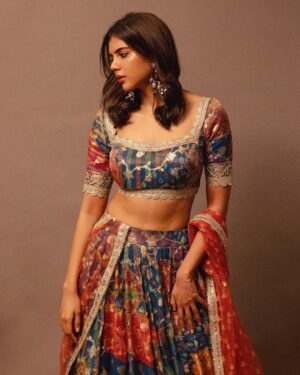 Kalyani Priyadarshan Instagram - Hope everyone’s been having a great Diwali season filled with love, family and friends 🪔 

Here’s me wearing my favorite diwali gift this year - an outfit that my suuuper talented didi personally made for me from her collection at @aadyas.boutique . 
Love you 
@sandeepaa.arora didi 🤗♥️