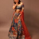 Kalyani Priyadarshan Instagram - Hope everyone’s been having a great Diwali season filled with love, family and friends 🪔 Here’s me wearing my favorite diwali gift this year - an outfit that my suuuper talented didi personally made for me from her collection at @aadyas.boutique . Love you @sandeepaa.arora didi 🤗♥️