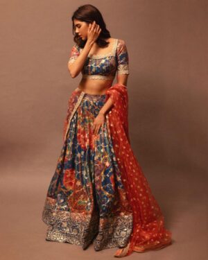 Kalyani Priyadarshan Instagram - Hope everyone’s been having a great Diwali season filled with love, family and friends 🪔 

Here’s me wearing my favorite diwali gift this year - an outfit that my suuuper talented didi personally made for me from her collection at @aadyas.boutique . 
Love you 
@sandeepaa.arora didi 🤗♥️