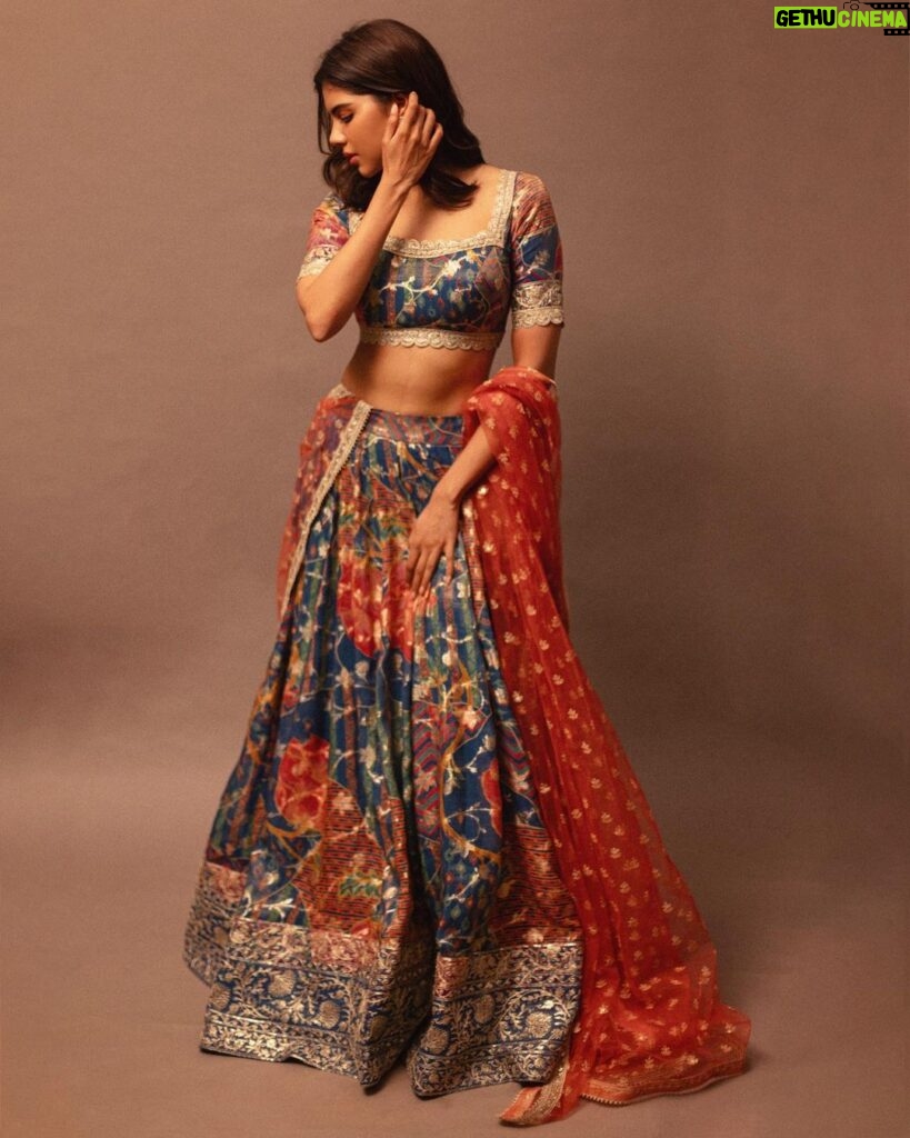 Kalyani Priyadarshan Instagram - Hope everyone’s been having a great Diwali season filled with love, family and friends 🪔 Here’s me wearing my favorite diwali gift this year - an outfit that my suuuper talented didi personally made for me from her collection at @aadyas.boutique . Love you @sandeepaa.arora didi 🤗♥