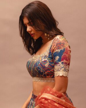 Kalyani Priyadarshan Instagram - Hope everyone’s been having a great Diwali season filled with love, family and friends 🪔 

Here’s me wearing my favorite diwali gift this year - an outfit that my suuuper talented didi personally made for me from her collection at @aadyas.boutique . 
Love you 
@sandeepaa.arora didi 🤗♥️