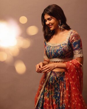 Kalyani Priyadarshan Instagram - Hope everyone’s been having a great Diwali season filled with love, family and friends 🪔 

Here’s me wearing my favorite diwali gift this year - an outfit that my suuuper talented didi personally made for me from her collection at @aadyas.boutique . 
Love you 
@sandeepaa.arora didi 🤗♥️