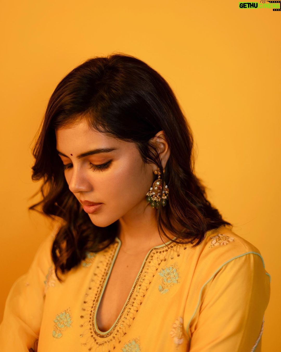 Kalyani Priyadarshan Instagram - Dressed as bright as Fathima for @seshammikeilfathimathemovie promos! The film is out in Theaters Nov 17th!