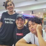 Kamal Adli Instagram - Alhamdulillah akhirnya setelah 10 tahun terpisah aku ketemu sama sahabatku kembali!!! Teman indonesia ku! Bahagia aku kau bisa ketemu aku sama isteriku.. guys ini @budid0remi .. checkout his latest song.. sedap gilaa weyh.. semua lagu diaa padu beb! Dia tgh buat tour kt malaysia ni..