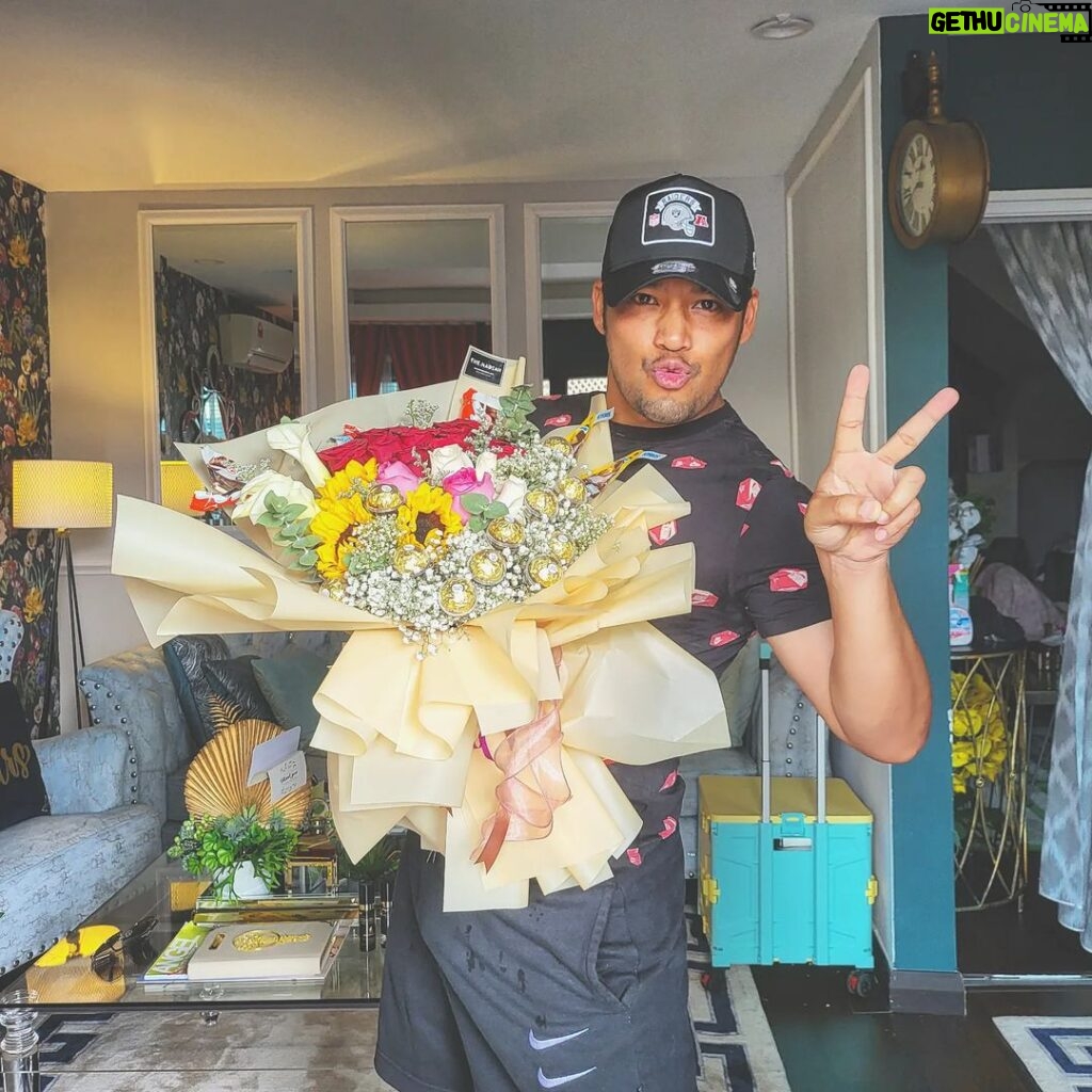 Kamal Adli Instagram - Tua2 dapat bunga dr cik isteri.. dia ckp saje je nk bg.. awwwhhh.. kalau laa bunga ni boleh makan.. abg amik buat breakfast syg.. i love u so much syg!!