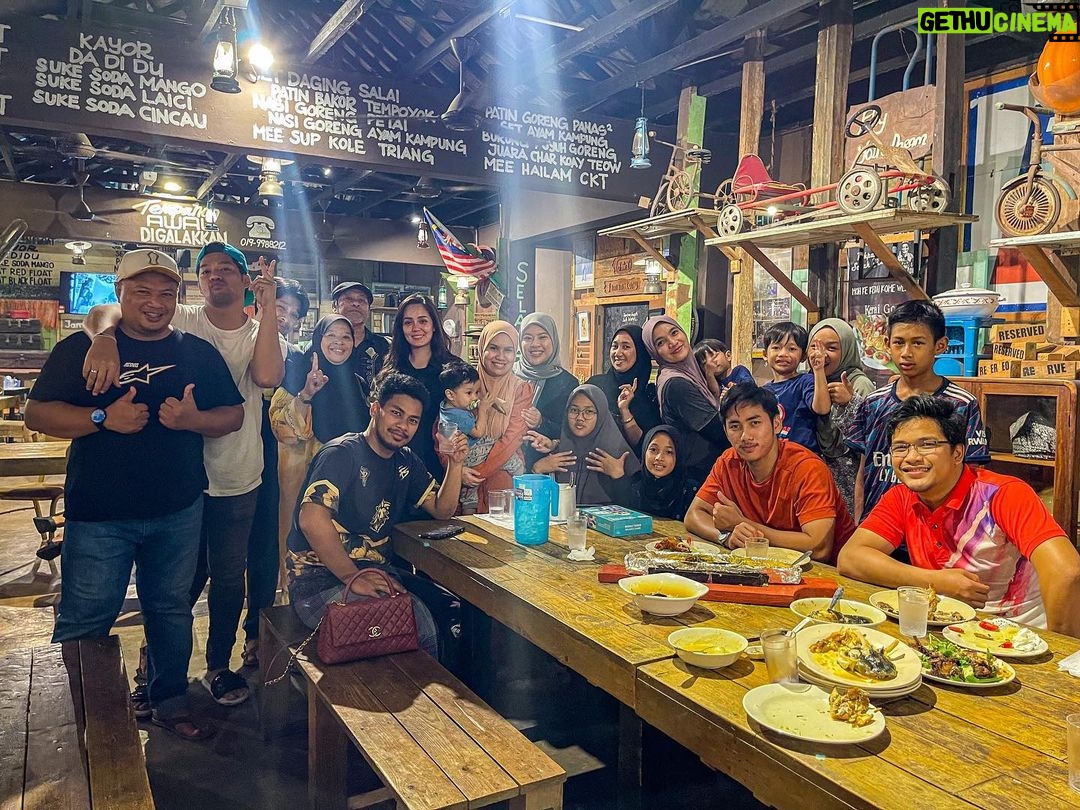 Kamal Adli Instagram - Late dinner w family ❤️ Jaman Tory Group