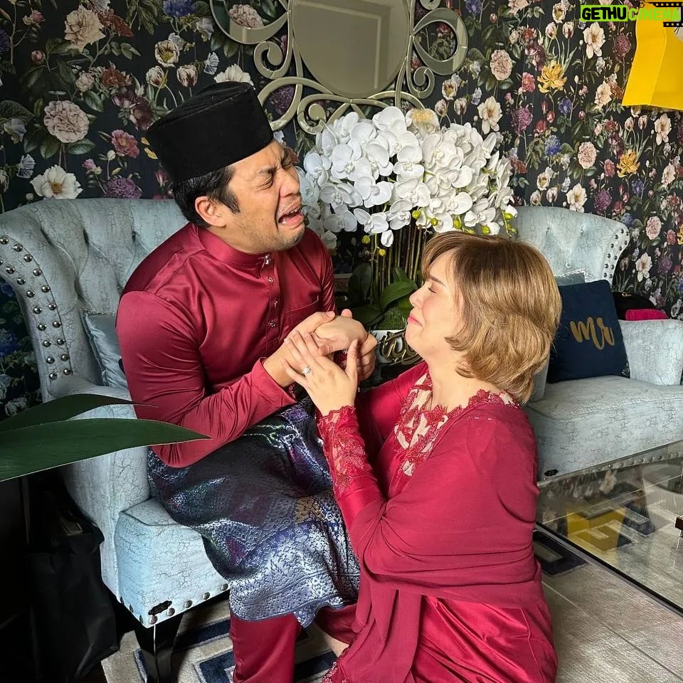 Kamal Adli Instagram - Selamat hari raya dari kami. Tahun yg berat. Alhamdulillah masih bernafas. Masih trauma. Masih boleh menatap mu. Menatap seluruh keluarga. Masih boleh terus bersyukur. Masih boleh tgk wajahmu melayan lawak bodohku. Mohon ampun dan maaf dr semua. Salam ku lebih indah dr biasa. Selamat hari raya aidilfitri maaf zahir batin ❤️