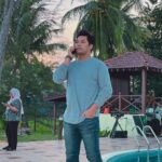 Kamal Adli Instagram – Selamat petang semua, lama tak kena angin dan bunyi ombak yg tenang bila bekerja
.
Thank you @eryabysuria 
#AkiraKhan #ComingSoon eRYAbySURIA Cherating