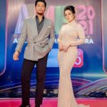 Kamal Adli Instagram - Ceritaa semalam.. di temani @uqashasenrose2 cik isteri saya yg lawoooo gilaaa!! Happy dapat jumpa kawan2 industri.. great performance!! Tahniah untuk pemenang.. Tq astro! My baju style by @abushaefhamza @@andre.nasution @wardrobe.privato #shesocantik #mesougly #beautyandthebean #ame21