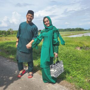 Kamal Adli Instagram - Selamat hari raya aidilfitri guys!! Alhamdulillah berdua tahun ni.. dah ada org teman insyaallah sampai mati❤️ heheh penat sgt beraya semalam baru hari ni sempat post.. usha pengsan beraya hahah.. maaf zahir batin pada yg kami kenal mahupun tidak.. #teamkedah #kamisamaikutsawah #panaslitlit #isterisayacantik #isterisayasukaayammerah #sayasuamibiasatapinotbad #harinirayakedua #kenapapostharini #patutsemalam #menyesalmakanbanyak #tapisedapsangatjuadah #harinimacamgagallagi