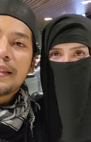 Kamal Adli Instagram - Bismillahirahmanirrahim.. kalau kami ada salah dan silap maafkan kesalahan kami berdua🙏 doakan kami mendapat umrah yang mabrurah ..maafkan kami semua.. salam takziah untuk semua mangsa2 banjir kami akan doakan Allah akhirkan benjana ni insyaallah.. salam semuaa.. terima kasih untuk ucapan kawin kami ❤