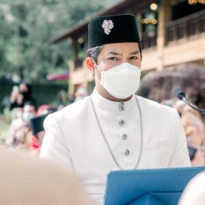 Kamal Adli Instagram - terima kasih yang tak terhingga kepada @ceresjewels sebab dah lengkapkan baju melayu kamal dengan butang berlian,rantai dan keronsang untuk nampak lebih menawan dan buat  @uqashasenrose2 makin cair tgk kamal.. hahah.. datuk ramesh ur the best! paling baik! tq so soo much! guys.. igt jewel igt @ceresjewels