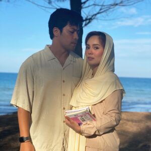 Kamal Adli Instagram - Alhamdulillah menang tahun kedua pasangan serasi untuk #perempuantanpadosa #abpbh34 tq sooo much untuk yg mengundi! tq support karya kami ❤️ tq heroin sy @uqashasenrose2 ❤️❤️ tunggu next pulak ok! #setelahterlafaznyaakad2 insyaallah 😍😍 tq again #abpbh34