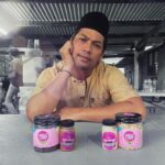 Kamal Adli Instagram - which one korang suka?? left or right?? white or choco? nk bagi free laa kt korg!! @sweet.n.coco