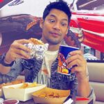 Kamal Adli Instagram - jom esokkkk ramai2 !! serius sumpah sedap!! makan ayam tu panas2 mmg padu yang original n yg pedas!! burger ayam dia is my favourite! trust me i love it! @chicagochickencity swipe kiri!