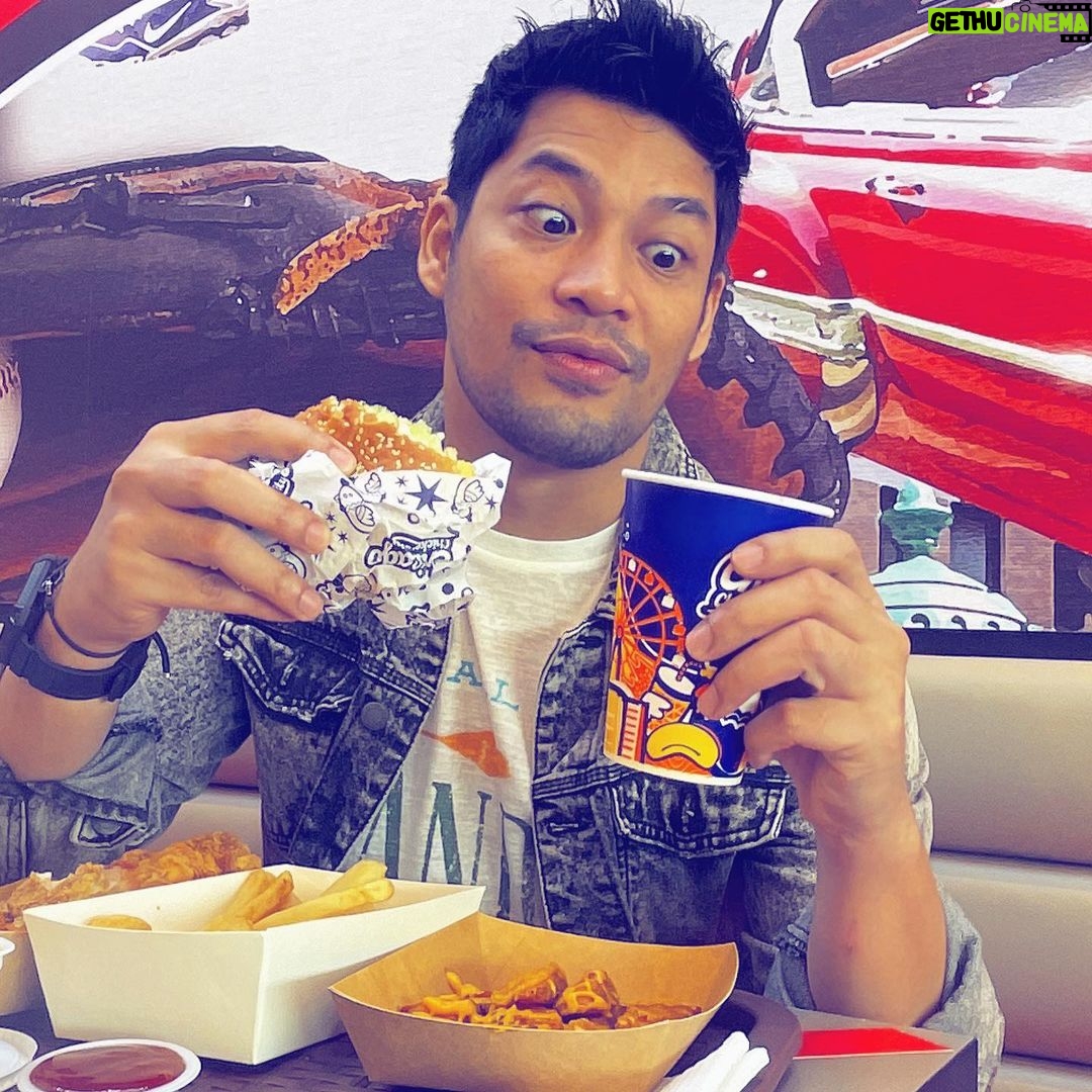Kamal Adli Instagram - jom esokkkk ramai2 !! serius sumpah sedap!! makan ayam tu panas2 mmg padu yang original n yg pedas!! burger ayam dia is my favourite! trust me i love it! @chicagochickencity swipe kiri!