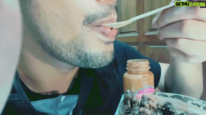 Kamal Adli Instagram - cara terbaik makan pocket #sweetandcoco !!! siapa dah order? siapa dah dapat? jom makan sama2! 😀😊 @sweet.n.coco @sweet.n.coco