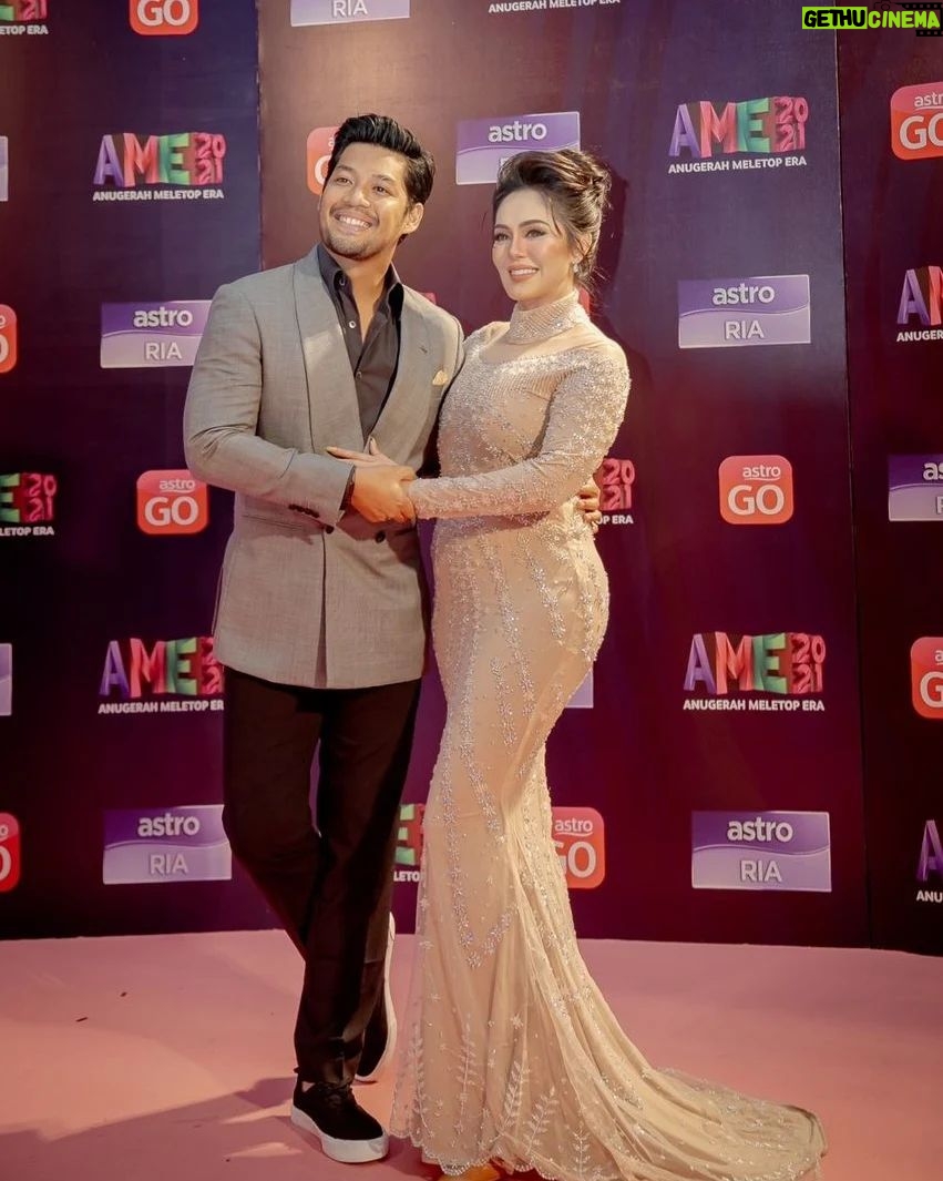 Kamal Adli Instagram - Ceritaa semalam.. di temani @uqashasenrose2 cik isteri saya yg lawoooo gilaaa!! Happy dapat jumpa kawan2 industri.. great performance!! Tahniah untuk pemenang.. Tq astro! My baju style by @abushaefhamza @@andre.nasution @wardrobe.privato #shesocantik #mesougly #beautyandthebean #ame21