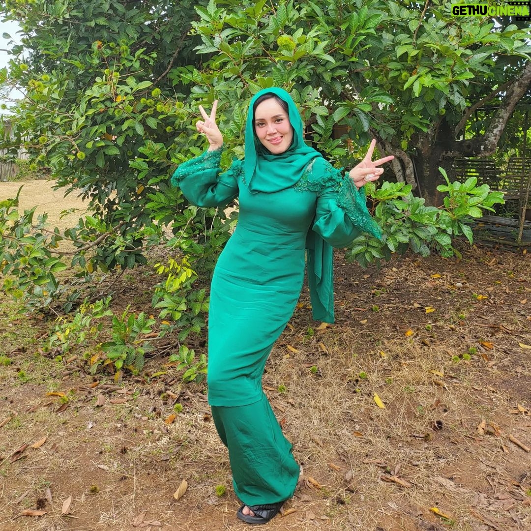 Kamal Adli - 55.3K Likes - Selamat hari raya aidilfitri guys!! Alhamdulillah berdua tahun ni.. dah ada org teman insyaallah sampai mati❤️ heheh penat sgt beraya semalam baru hari ni sempat post.. usha pengsan beraya hahah.. maaf zahir batin pada yg kami kenal mahupun tidak.. #teamkedah #kamisamaikutsawah #panaslitlit #isterisayacantik #isterisayasukaayammerah #sayasuamibiasatapinotbad #harinirayakedua #kenapapostharini #patutsemalam #menyesalmakanbanyak #tapisedapsangatjuadah #harinimacamgagallagi
