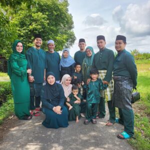 Kamal Adli Instagram - Selamat hari raya aidilfitri guys!! Alhamdulillah berdua tahun ni.. dah ada org teman insyaallah sampai mati❤️ heheh penat sgt beraya semalam baru hari ni sempat post.. usha pengsan beraya hahah.. maaf zahir batin pada yg kami kenal mahupun tidak.. #teamkedah #kamisamaikutsawah #panaslitlit #isterisayacantik #isterisayasukaayammerah #sayasuamibiasatapinotbad #harinirayakedua #kenapapostharini #patutsemalam #menyesalmakanbanyak #tapisedapsangatjuadah #harinimacamgagallagi