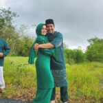 Kamal Adli Instagram - Selamat hari raya aidilfitri guys!! Alhamdulillah berdua tahun ni.. dah ada org teman insyaallah sampai mati❤️ heheh penat sgt beraya semalam baru hari ni sempat post.. usha pengsan beraya hahah.. maaf zahir batin pada yg kami kenal mahupun tidak.. #teamkedah #kamisamaikutsawah #panaslitlit #isterisayacantik #isterisayasukaayammerah #sayasuamibiasatapinotbad #harinirayakedua #kenapapostharini #patutsemalam #menyesalmakanbanyak #tapisedapsangatjuadah #harinimacamgagallagi