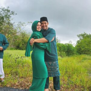Kamal Adli Instagram - Selamat hari raya aidilfitri guys!! Alhamdulillah berdua tahun ni.. dah ada org teman insyaallah sampai mati❤️ heheh penat sgt beraya semalam baru hari ni sempat post.. usha pengsan beraya hahah.. maaf zahir batin pada yg kami kenal mahupun tidak.. #teamkedah #kamisamaikutsawah #panaslitlit #isterisayacantik #isterisayasukaayammerah #sayasuamibiasatapinotbad #harinirayakedua #kenapapostharini #patutsemalam #menyesalmakanbanyak #tapisedapsangatjuadah #harinimacamgagallagi