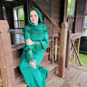 Kamal Adli Instagram - Selamat hari raya aidilfitri guys!! Alhamdulillah berdua tahun ni.. dah ada org teman insyaallah sampai mati❤️ heheh penat sgt beraya semalam baru hari ni sempat post.. usha pengsan beraya hahah.. maaf zahir batin pada yg kami kenal mahupun tidak.. #teamkedah #kamisamaikutsawah #panaslitlit #isterisayacantik #isterisayasukaayammerah #sayasuamibiasatapinotbad #harinirayakedua #kenapapostharini #patutsemalam #menyesalmakanbanyak #tapisedapsangatjuadah #harinimacamgagallagi