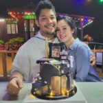 Kamal Adli Instagram - Yeayyy dapat cake dari isteri!!! Ur the best.. m sooo soo lucky to have u sygg!! Insyaallah kitaaa kekal bercinta n bersama sampai bilaa2! Kek lawo..lawo lg cik isteri❤️ #isterisayasweet #isterisayacantik #sayasayangisterisaya #kektusayangnakmakan #yanglainbacanikawincepat
