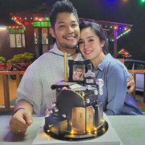 Kamal Adli Instagram - Yeayyy dapat cake dari isteri!!! Ur the best.. m sooo soo lucky to have u sygg!! Insyaallah kitaaa kekal bercinta n bersama sampai bilaa2! Kek lawo..lawo lg cik isteri❤️ #isterisayasweet #isterisayacantik #sayasayangisterisaya #kektusayangnakmakan #yanglainbacanikawincepat