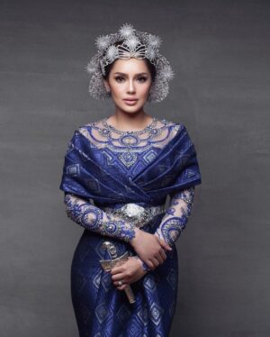 Kamal Adli Instagram - salam semua.. kenalkan isteri saya.. @uqashasenrose2 ❤️❤️ terima kasih utk semua doa2 n ucapan indah anda 🙏🏻🙏🏻 

baju ~ @rizmanruzaini 
capture by~ @blackpepperproduction