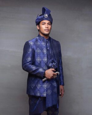Kamal Adli Instagram - salam semua.. kenalkan isteri saya.. @uqashasenrose2 ❤️❤️ terima kasih utk semua doa2 n ucapan indah anda 🙏🏻🙏🏻 

baju ~ @rizmanruzaini 
capture by~ @blackpepperproduction