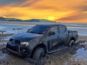 Kamal Adli Instagram - Al kisah ptg tadi.. niat hati nk try la test power truck yg lama tak di try ni sbb membe ckp boleh guna jalan pantai pegi beli keropok.. masukla ke pantai dengan riang dan sombongnya.. kereta ku pacu menyusuri pantai angin sepoi2 bahasa melayu terkena di bibit2 kulit wajah ku dan rakanku..aahh indahnyaa hidup ini.. ku terus memandu sehingga hujung pantai sambil membuat DONUT satu round.. masuk round ke dua DONUT ku menjadi badak berendam termasuk dalam lumpur makaih malunyaaaaaaaa.. inilah kisah ku.. tq utk abang2 triton semua! Selamat!