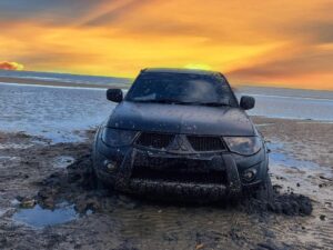 Kamal Adli Instagram - Al kisah ptg tadi.. niat hati nk try la test power truck yg lama tak di try ni sbb membe ckp boleh guna jalan pantai pegi beli keropok.. masukla ke pantai dengan riang dan sombongnya.. kereta ku pacu menyusuri pantai angin sepoi2 bahasa melayu terkena di bibit2 kulit wajah ku dan rakanku..aahh indahnyaa hidup ini.. ku terus memandu sehingga hujung pantai sambil membuat DONUT satu round.. masuk round ke dua DONUT ku menjadi badak berendam termasuk dalam lumpur makaih malunyaaaaaaaa.. inilah kisah ku.. tq utk abang2 triton semua! Selamat!