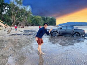 Kamal Adli Instagram - Al kisah ptg tadi.. niat hati nk try la test power truck yg lama tak di try ni sbb membe ckp boleh guna jalan pantai pegi beli keropok.. masukla ke pantai dengan riang dan sombongnya.. kereta ku pacu menyusuri pantai angin sepoi2 bahasa melayu terkena di bibit2 kulit wajah ku dan rakanku..aahh indahnyaa hidup ini.. ku terus memandu sehingga hujung pantai sambil membuat DONUT satu round.. masuk round ke dua DONUT ku menjadi badak berendam termasuk dalam lumpur makaih malunyaaaaaaaa.. inilah kisah ku.. tq utk abang2 triton semua! Selamat!