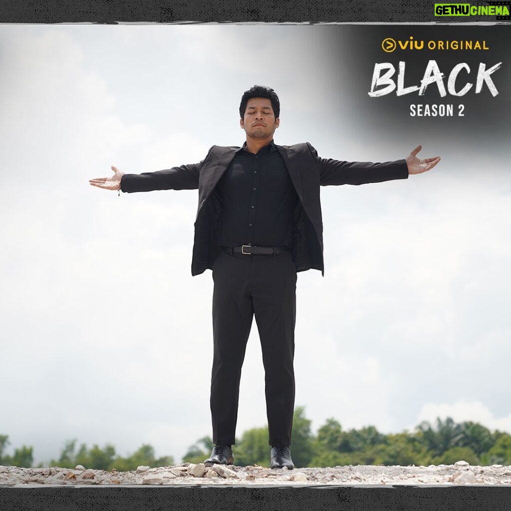 Kamal Adli Instagram - Dah habis #BlackS2. Kamal dah rindu dah dengan cast dan crew. Masa untuk binge semula #BlackS1 dan #BlackS2. Swipe right for BTS #ViuOriginal @viumalaysia