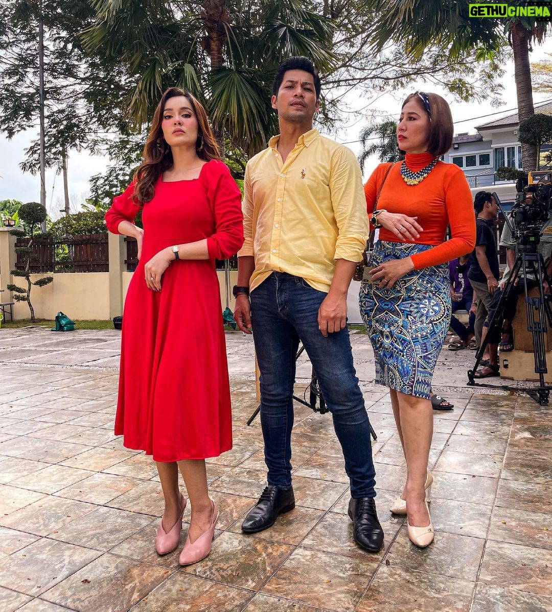 Kamal Adli Instagram - seronok kami dapat ambil gambar ngn mama @sharifahshahora .. kan @uqashasenrose2 ? ❤️🌹 #perkahwinandarineraka