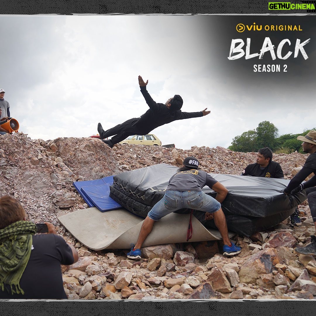 Kamal Adli Instagram - Dah habis #BlackS2. Kamal dah rindu dah dengan cast dan crew. Masa untuk binge semula #BlackS1 dan #BlackS2. Swipe right for BTS #ViuOriginal @viumalaysia