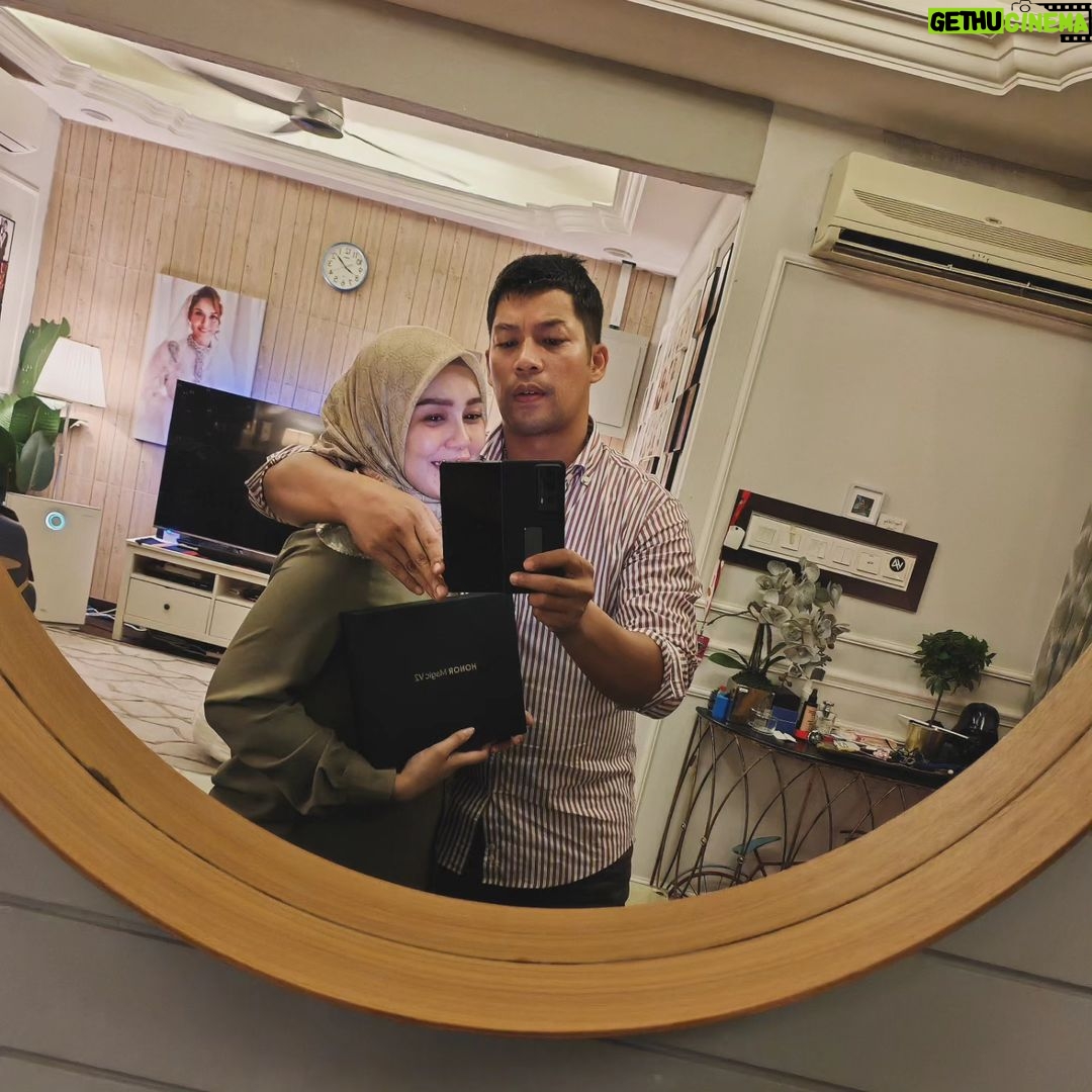 Kamal Adli Instagram - Phone #honormagicv2 ni memang superb!! Paling nipis and ringan!! Camera lawo naw!! Kalau nk layan movie nak main game memang puas hati!! @honormalaysia
