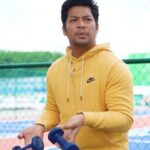 Kamal Adli Instagram - Balik kerja selepas beraya dengan RedBull Gold ni untuk terus kekal aktif serta bertenaga. Kandungan berkualiti tinggi yang terdapat dengan RedBull Gold seperti Taurine, Glucuronolactone, dan Vitamin B3, B5, B6 dan B12 mampu merangsang metabolisme badan dan meningkatkan prestasi mental dan ketahanan fizikal sepanjang hari! #RedBullMalaysia #RedBullGold #TrustYourEnergy #BoostFocusSustain @redbullmalaysia