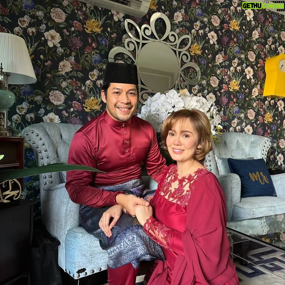 Kamal Adli Instagram - Selamat hari raya dari kami. Tahun yg berat. Alhamdulillah masih bernafas. Masih trauma. Masih boleh menatap mu. Menatap seluruh keluarga. Masih boleh terus bersyukur. Masih boleh tgk wajahmu melayan lawak bodohku. Mohon ampun dan maaf dr semua. Salam ku lebih indah dr biasa. Selamat hari raya aidilfitri maaf zahir batin ❤️