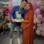 Kamal Adli Instagram - Salam happy bday to me.. tq syg for the surprise n cake .. syg dah terlebih2 sweet dr gula.. tq jaga diriku sejak dr insiden tu smpi la dapat senyum ni.. i love u soo soo much.. tq jgk untuk semua wish korg ok.. maaf tak dapat nk reply semua tp sy betul2 hargai doa semua dr dulu dan lagi2 lepas kene ketuk tu🙂 alhamdulillah masih bernafas syukur kepada Allah.. sy masih ada sikit2 trauma itu yg diam lama maaf yaa.. may Allah bless everyone ❤️❤️