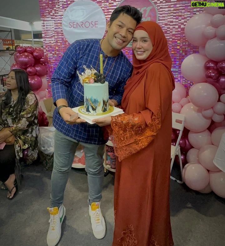 Kamal Adli Instagram - Salam happy bday to me.. tq syg for the surprise n cake .. syg dah terlebih2 sweet dr gula.. tq jaga diriku sejak dr insiden tu smpi la dapat senyum ni.. i love u soo soo much.. tq jgk untuk semua wish korg ok.. maaf tak dapat nk reply semua tp sy betul2 hargai doa semua dr dulu dan lagi2 lepas kene ketuk tu🙂 alhamdulillah masih bernafas syukur kepada Allah.. sy masih ada sikit2 trauma itu yg diam lama maaf yaa.. may Allah bless everyone ❤️❤️