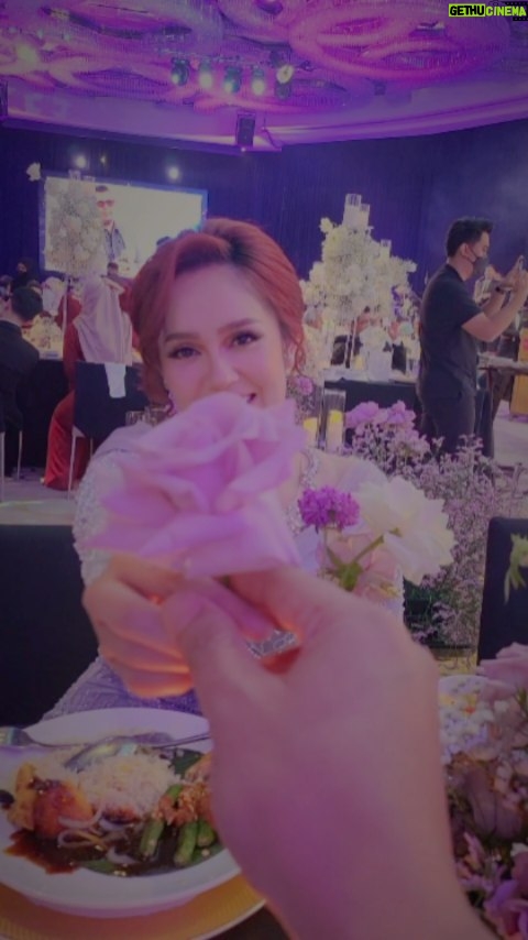 Kamal Adli - 66.5K Likes - Demi cinta.. bunga wedding @raysharizrose pun jadi modal rasa cinta ini.. awhhh hehehe