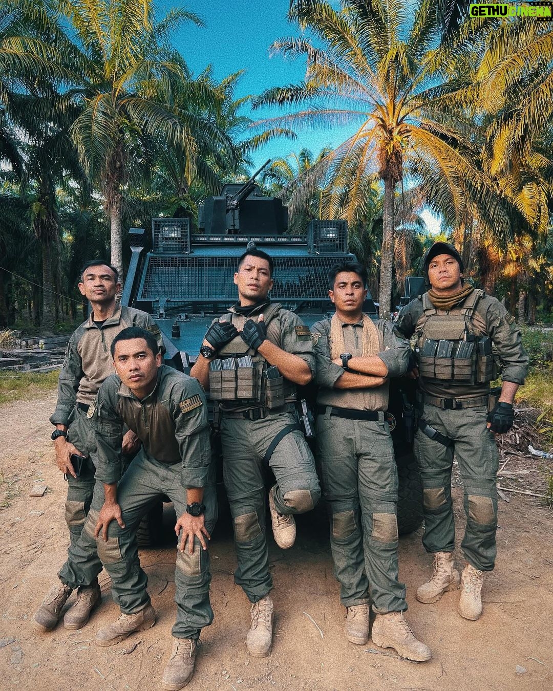 Kamal Adli Instagram - geng lembing dan kerambit #vat69